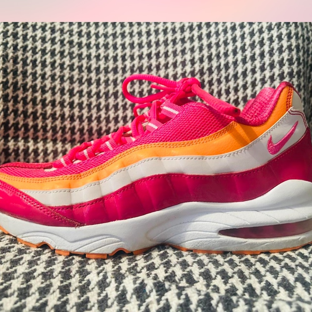 Nike Air Max 95 Trainers in Pink and Orange